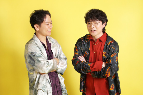 シールブックを手にするキャストの皆さん